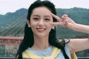 周也素颜逛街展现自然之美，清新脱俗引热议