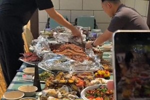韩德君休赛季暖心请全队聚餐 辽宁男篮欢乐大聚会