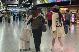 杨幂低调现身香港引猜测：看谢霆锋演唱会还是陪小糯米？