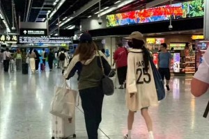 杨幂返港探女被拍，潦草造型引热议：母亲身份胜过明星光环