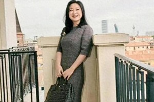 贾玲健康瘦身回归，展现匀称身材与自信笑容