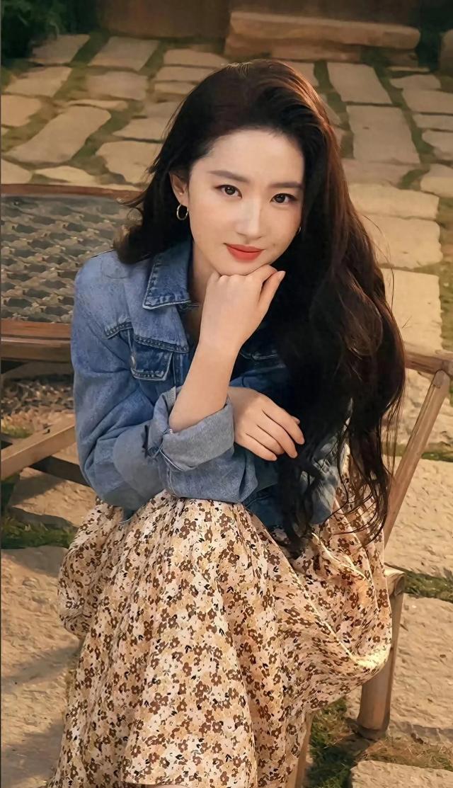 刘亦菲古装与现代造型对比