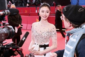 刘浩存：张艺谋钦点谋女郎，24岁全能艺人惊艳春日自拍