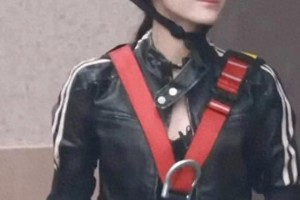 迪丽热巴雨中皮衣写真：酷飒与可爱完美结合