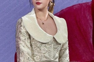 刘亦菲资生堂活动惊艳亮相，白色山茶花礼服展现东方美