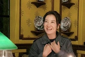 贾玲43岁生日照曝光：身形变化背后的坚韧与自信